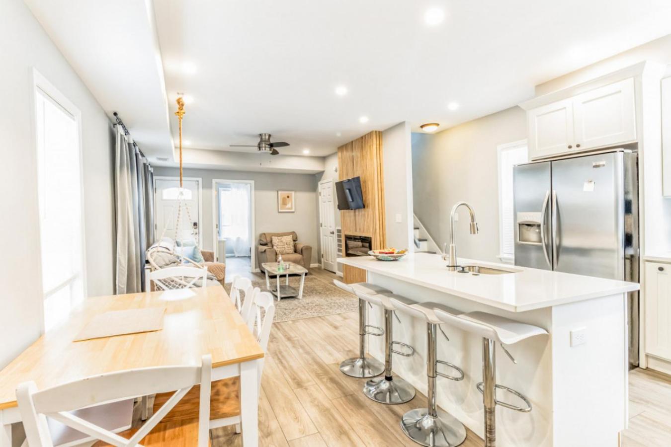 Holiday home Next To Convention Center, Dave And Busters And Shops With Parking *