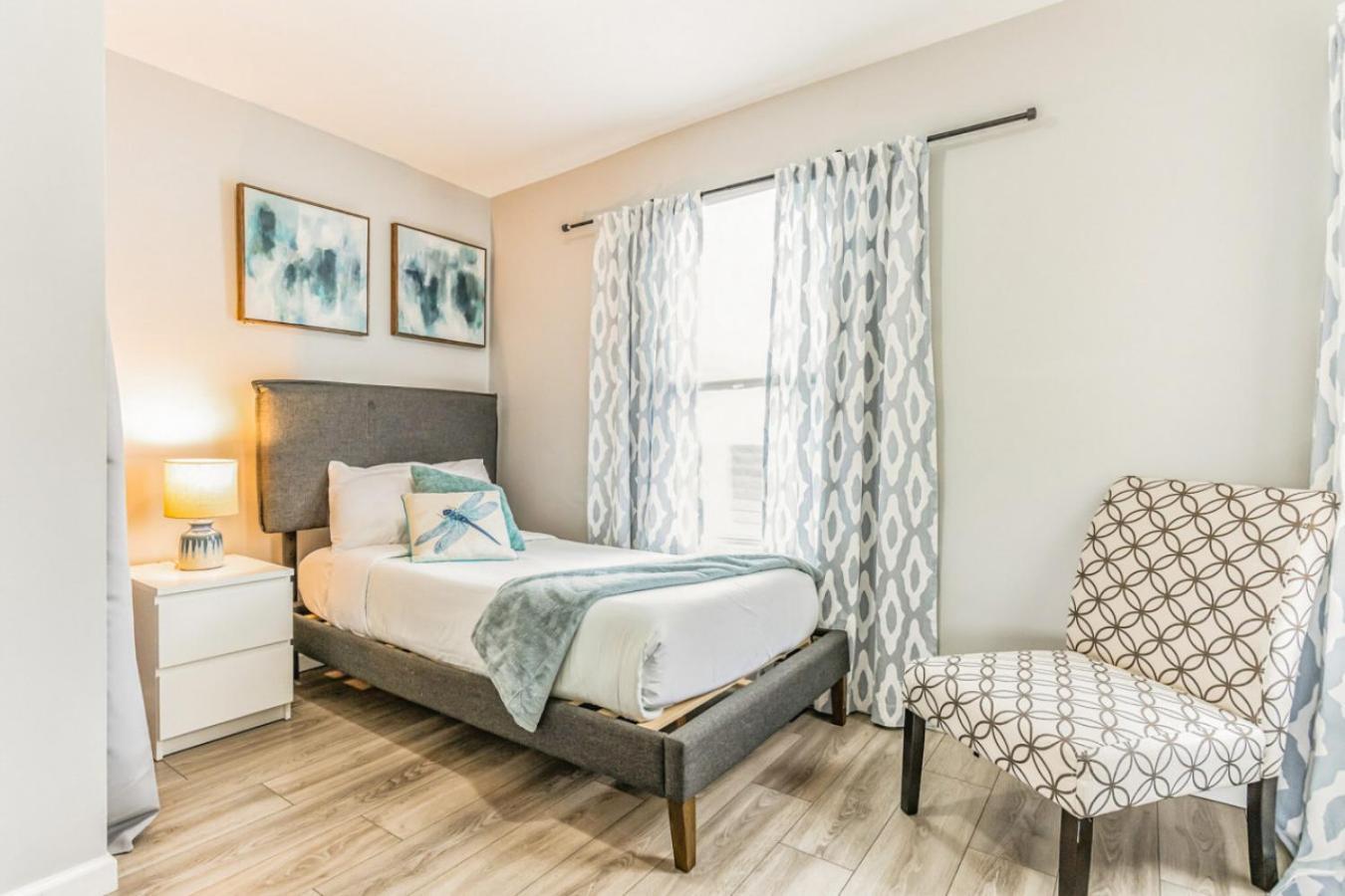 Next To Convention Center, Dave And Busters And Shops With Parking Holiday home *
