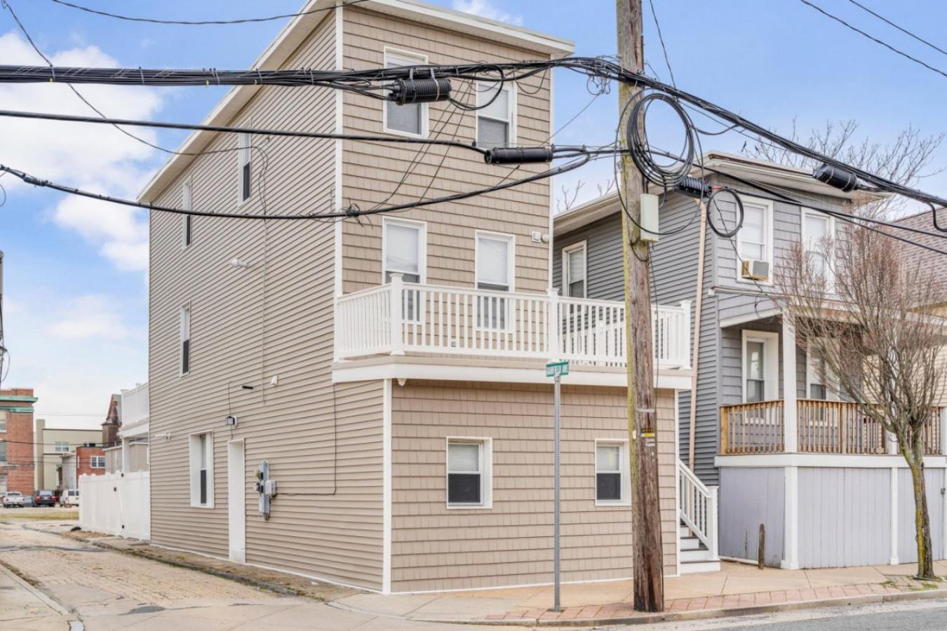 Holiday home Next To Convention Center, Dave And Busters And Shops With Parking Atlantic City